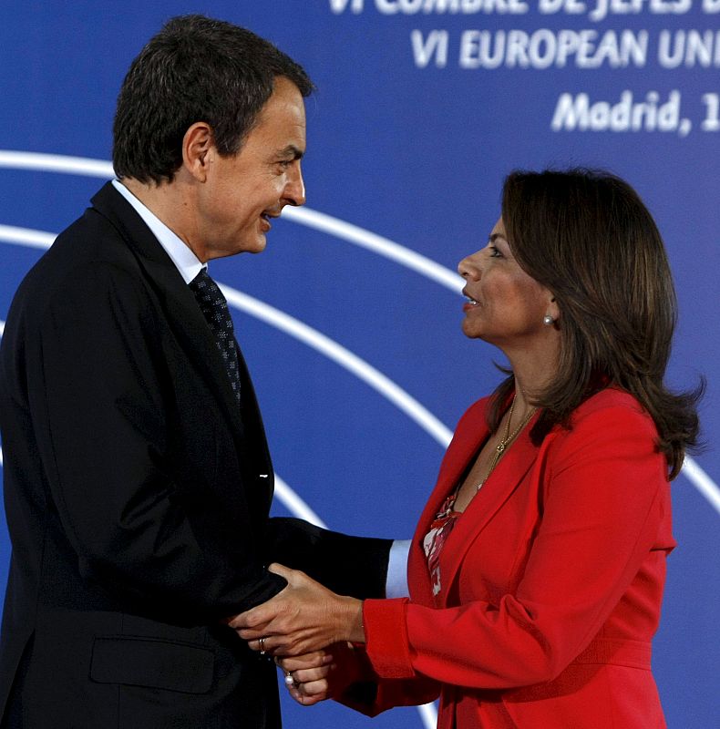 Zapatero conversa con la presidenta de Costa Rica,Laura Chinchilla, a su llegada al Recinto Ferial Juan Carlos I.