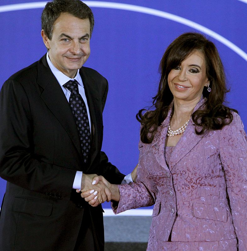 El presidente del Gobierno español, José Luis Rodríguez Zapatero, saluda a la presidenta de Argentina, Cristina Fernández de Kirchner, a su llegada al Recinto Ferial Juan Carlos I.