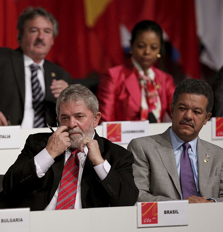 Luiz Inacio Lula da Silva y el presidente de la República Dominicana, Leonel Fernández escuchan las intervenciones de la sesión.