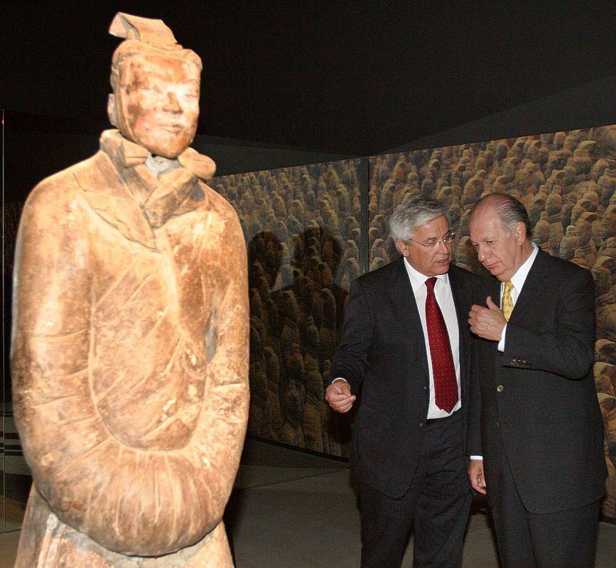 CHILE'S PRESIDENT RICARDO LAGOS TALKS WITH BARCELONA'S MAYOR JOAN CLOS DURING A VISIT TO VIEW XIAN ...