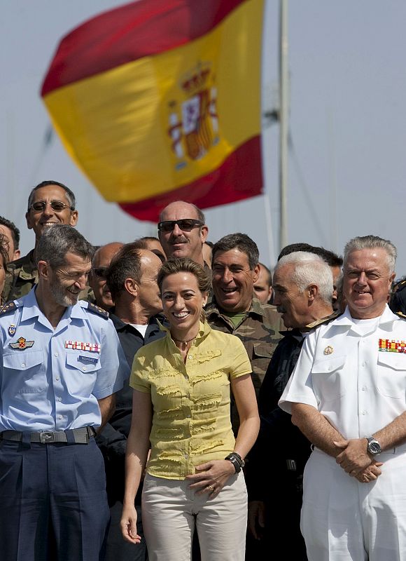 La ministra de Defensa, Carme Chacón, junto  a la tripulación del buque de asalto anfibio "Castilla"