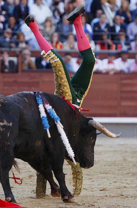 "El Cid" también ha sido volteado durante la corrida de esta tarde en Las Ventas, aunque todo ha quedado en un susto.