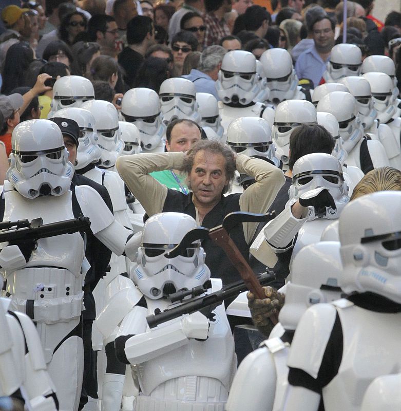 DARTH VADER PASA REVISTA AL EJÉRCITO IMPERIAL EN LA PLAZA DEL OBRADOIRO