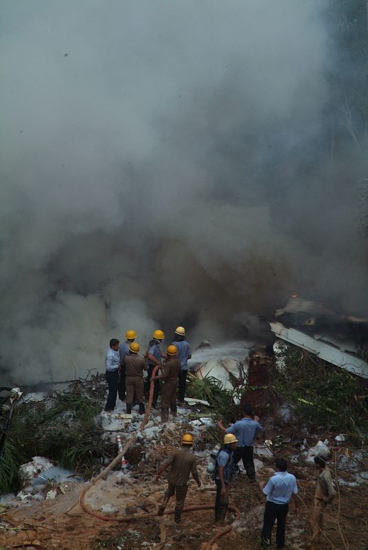 AL MENOS 60 MUERTOS EN UN ACCIDENTE DE AVIÓN EN EL SUROESTE DE LA INDIA