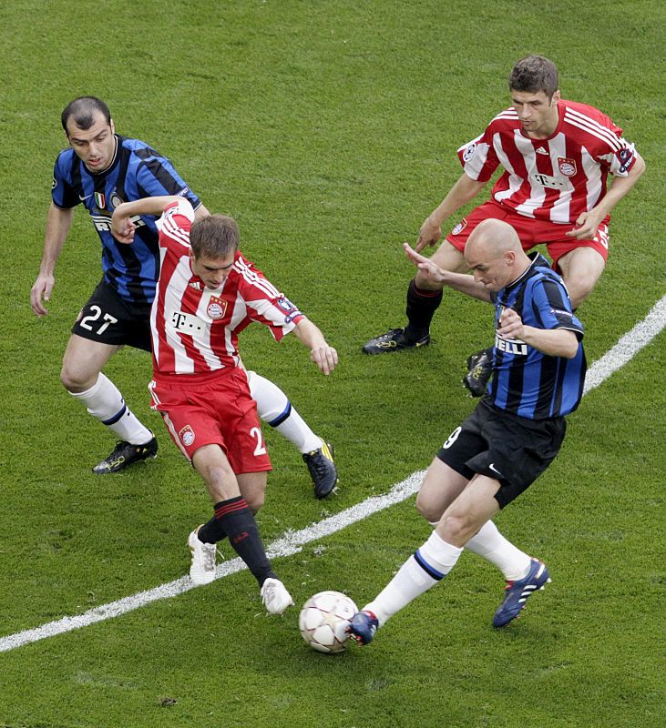 Philipp Lahm y Esteban Cambiasso pelean por el balón frente a Goran Pandev y Thomas Mueller.