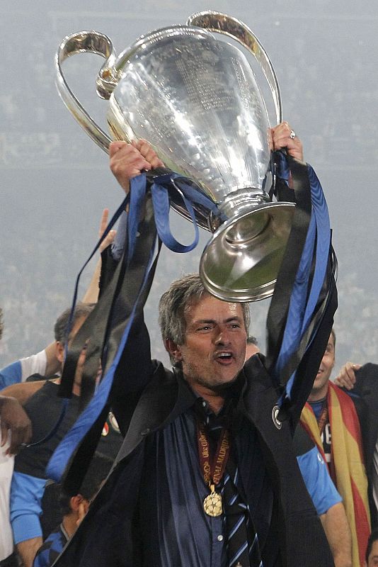 El entrenador portugués del Inter de Milán, Jose Mourinho, levanta la Copa de Europa.