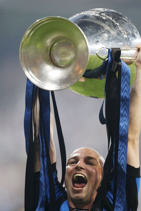 El centrocampista argentino del Inter de Milán, Esteban Cambiasso, levanta la Copa de Europa.