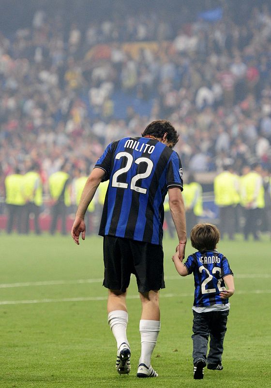 Diego Milito sale al campo con su hijo al término del partido.