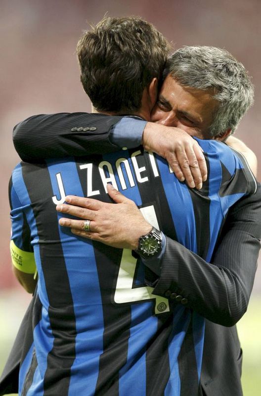 El entrenador portugués del Inter de Milán, Jose Mourinho, se abraza al capitán Zanetti tras derrotar al Bayern de Munich.