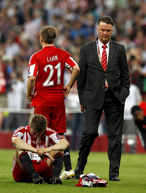 El entrenador holandés del Bayern de Múnich Louis van Gaal permanece junto a Thomas Mueller y Philipp Lahm.