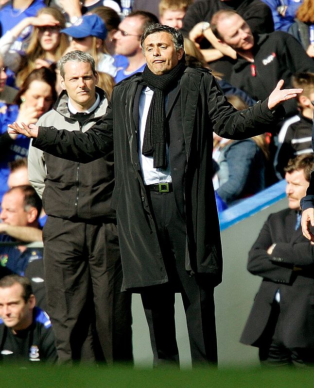 Mourinho, incrédulo ante una decisión arbitral.