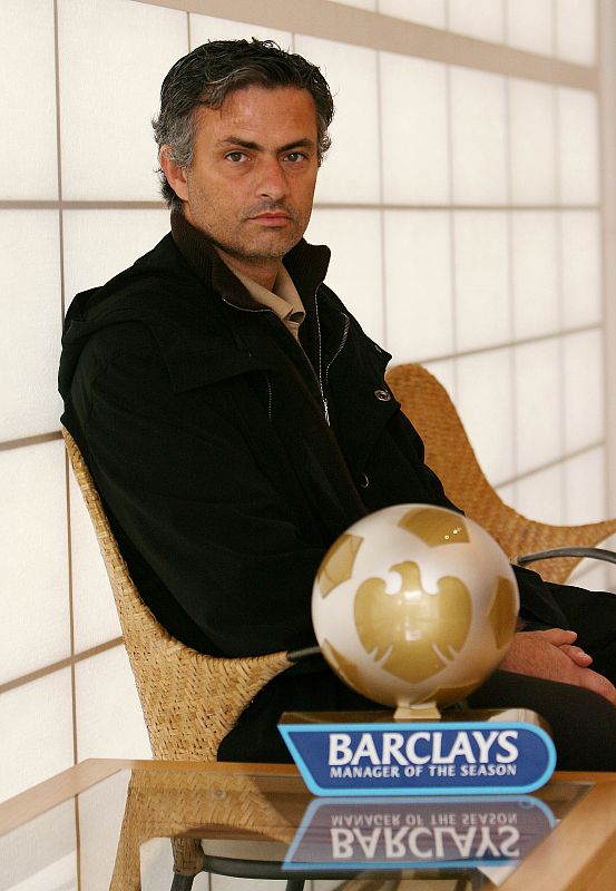 Mourinho posa con el trofeo de mejor entrenador del año en Londres, en 2005.