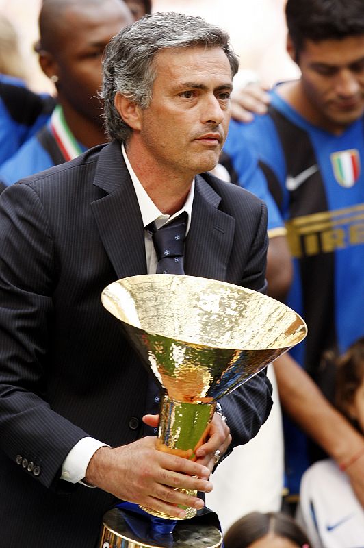 Mourinho, con el trofeo que le acredita como campeón de la Serie A italiana.