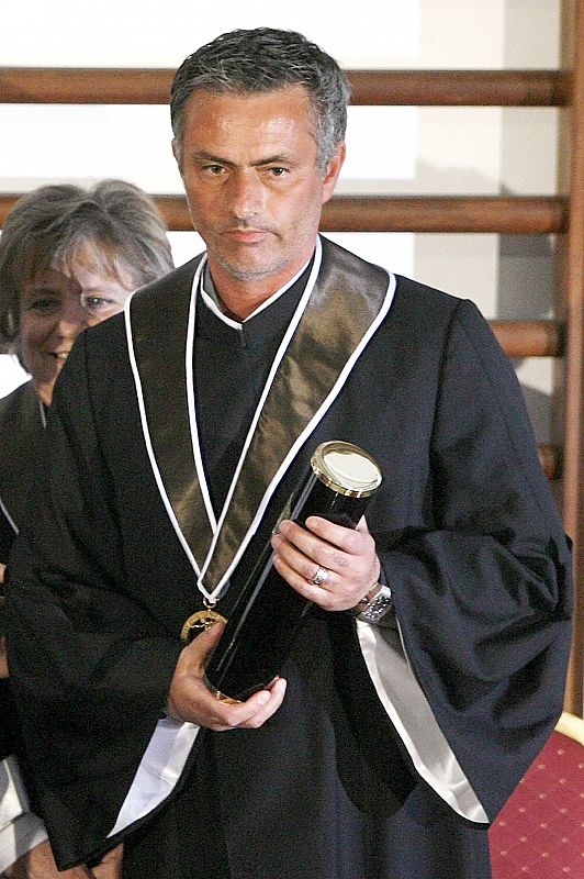 Mourinho, recibiendo el título de Doctor Honoris Causa en la Universidad de Lisboa.