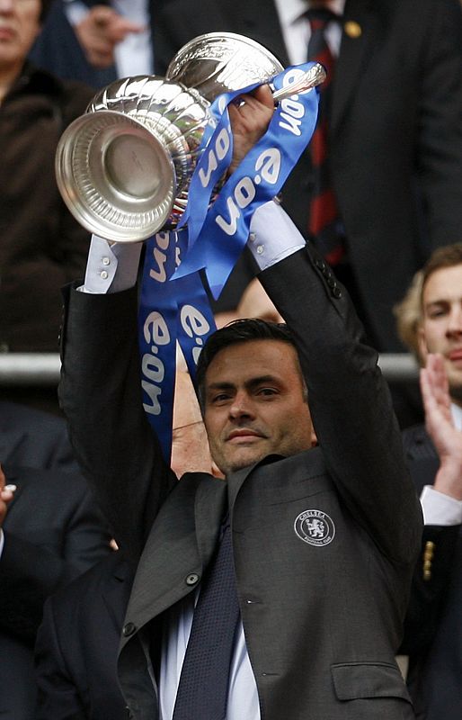 Mourinho levantó la FA Cup con el Chelsea en 2007.