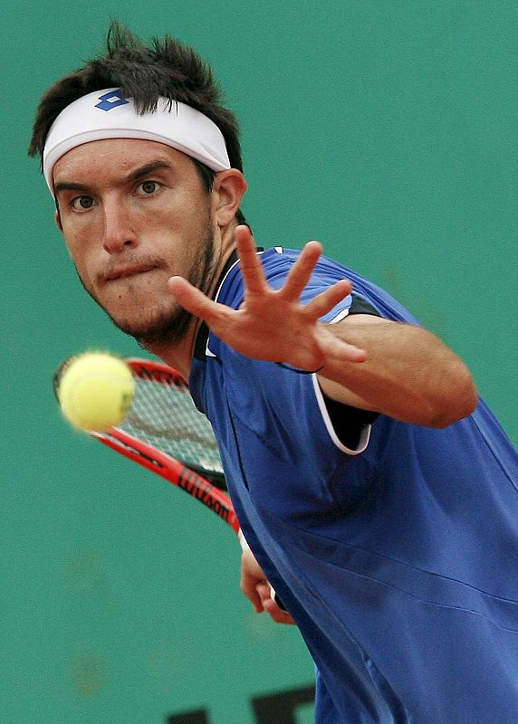 El tenista argentino Leonardo Mayer se prepara para golpear la bola en su partido ante el francés Julien Benneteau.