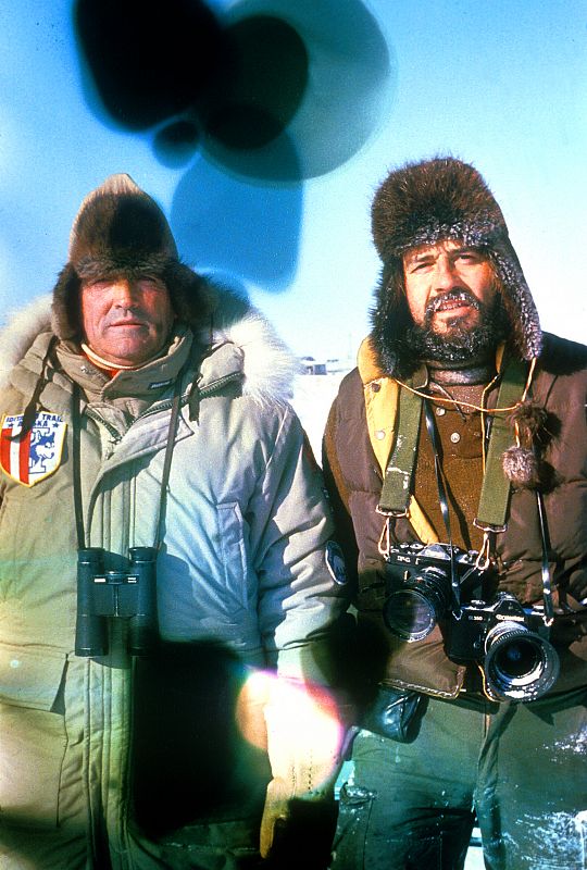 Félix Rodríguez de la Fuente y Teodoro Roa durante los rodajes en Alaska