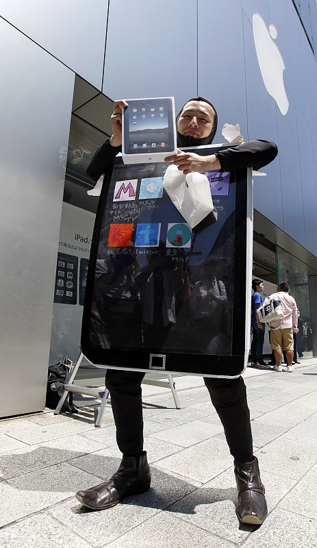 Locos por el iPad en Tokio, donde este japonés se ha disfrazado de lo último de Apple.