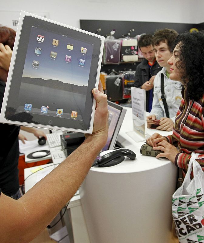 Algunas personas, en su mayoría jóvenes, acudieron a primera hora a los principales establecimientos especializados para adquirir el iPad en  España.
