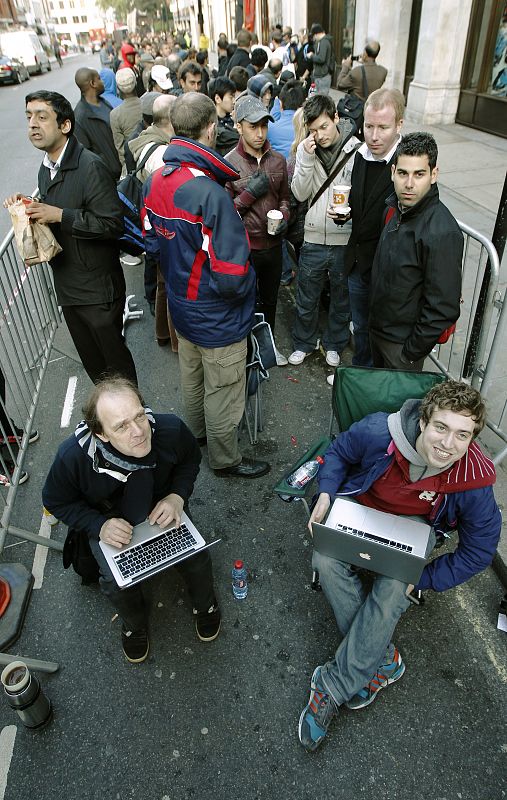 Esperando con los portátiles en la cola de la Apple Store en Londres.