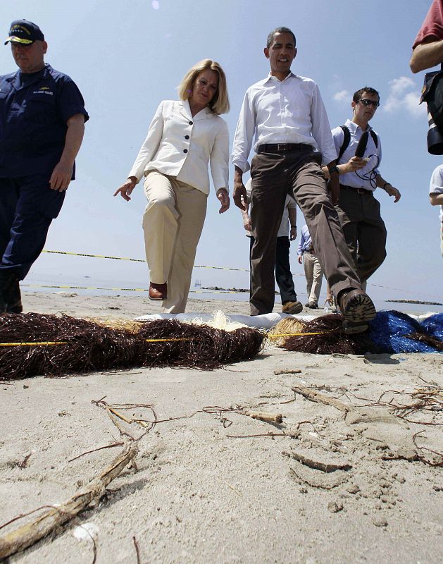 La compañía BP ha inyectado fluidos pesados y barro para intentar tapar el vertido.