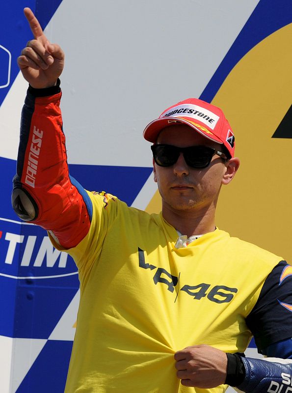 Lorenzo vistió una camiseta con la leyenda VR 46 dedicada a su compañero Valentino Rossi.