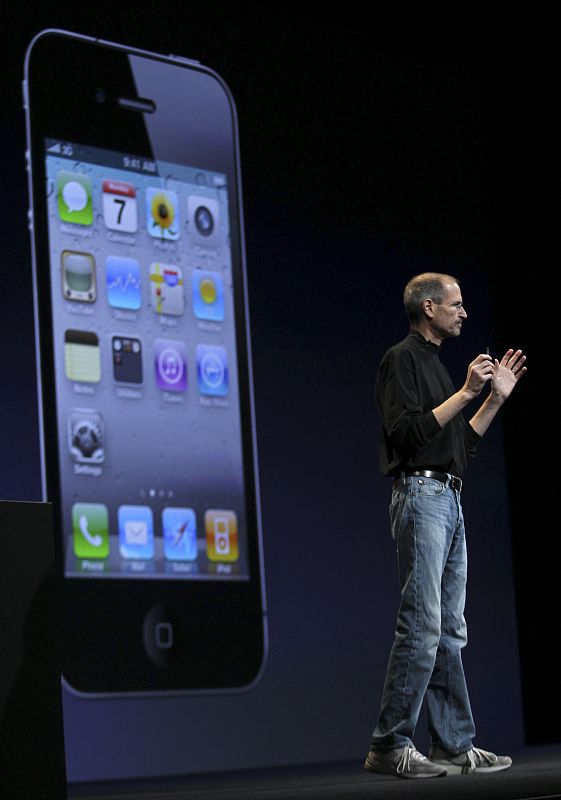 Steve Jobs frente a una imagen del nuevo iPhone 4 durante su presentación