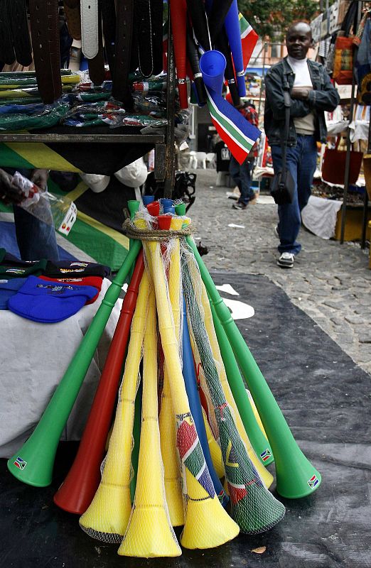 ¿Dónde comprar una vuvuzela? En Sudáfrica es fácil, en alguno de los muchos puestos callejeros.