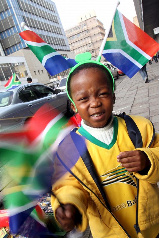 Un niño anima a la selección sudafricana. El partido inaugural también es parte de la ceremonia.