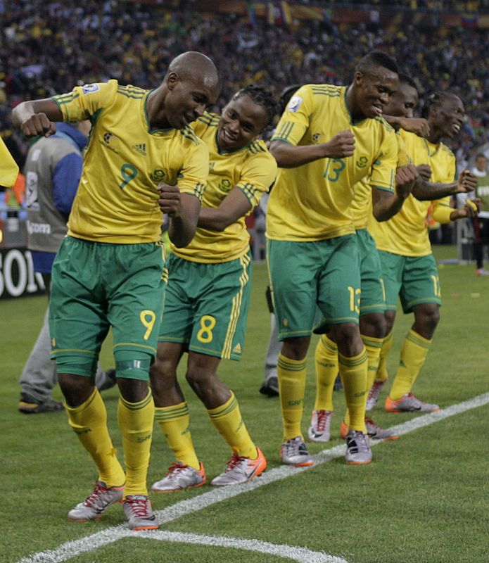 Los jugadores sudafricanos celebran el gol con un baile en el campo. Es su primer gol en su Mundial y lo han bailado a lo grande.