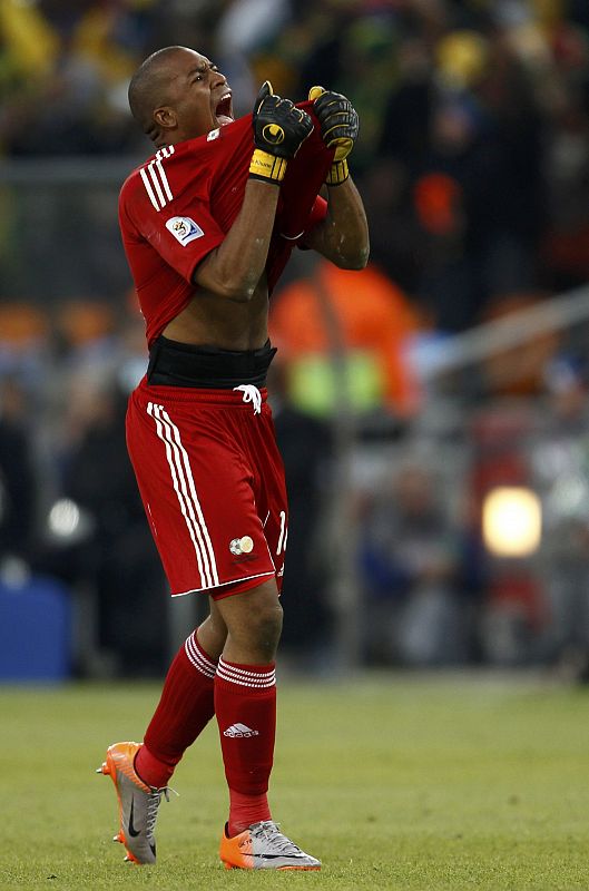 El portero sudáfricano, Khune, celebra el gol de su selección marcado por su compañero Tshabalala.