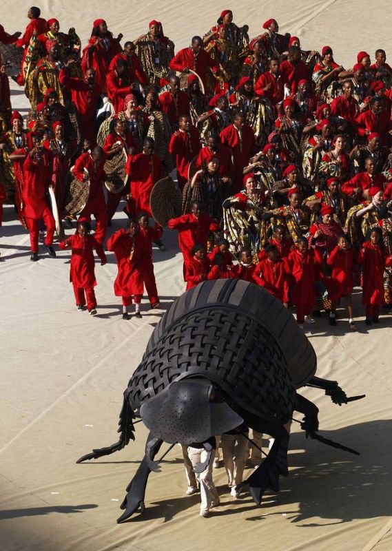 Un escarabajo pelotero gigante se ha encargado de transportar un balón. Por algo es pelotero.