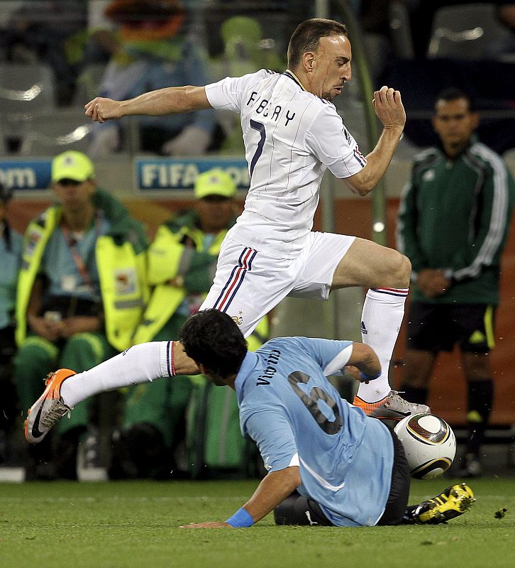 Franck Ribery salva la entrada de Mauricio Victorino.