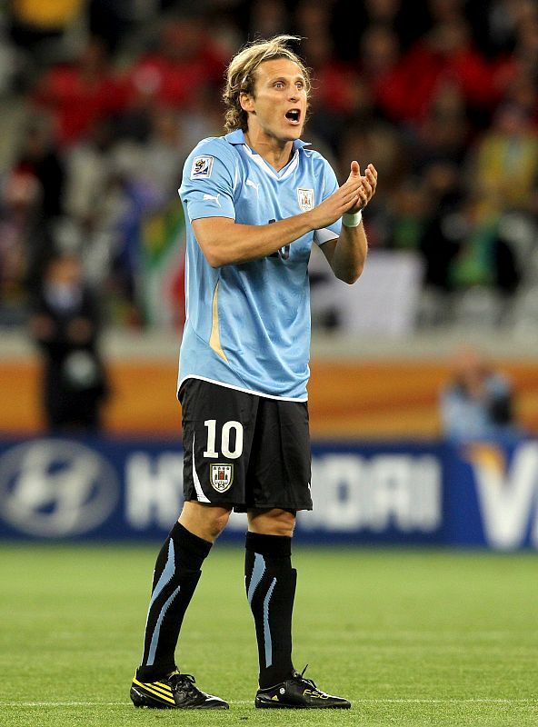 El delantero de la selección uruguaya de fútbol Diego Forlán anima a sus compañeros durante el partido