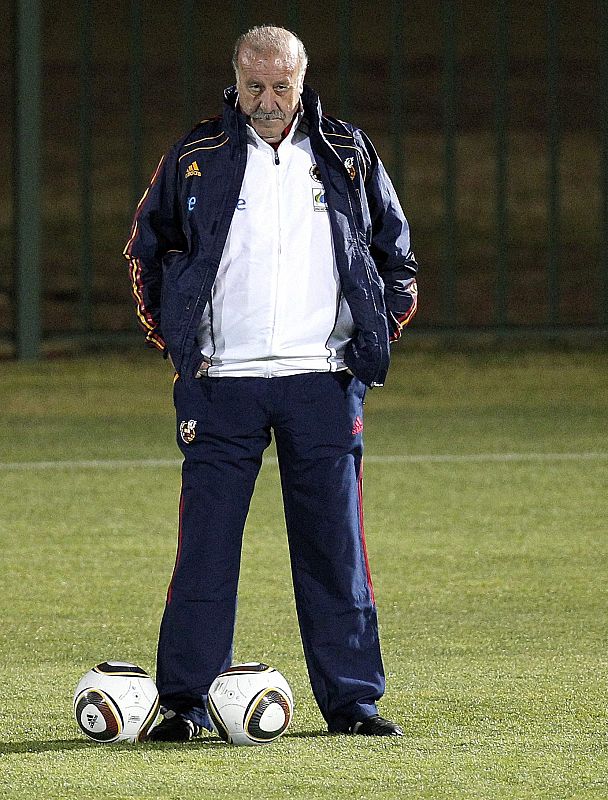 El seleccionador español, Vicente del Bosque, observa a sus jugadores durante el entrenamiento realizado en Potchefstroom