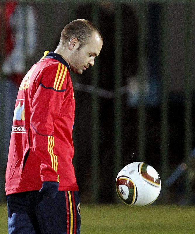 Andrés Iniesta realiza ejercicios específicos para recuperarse de la lesión muscular que sufrió en el partido amistoso ante Polonia.