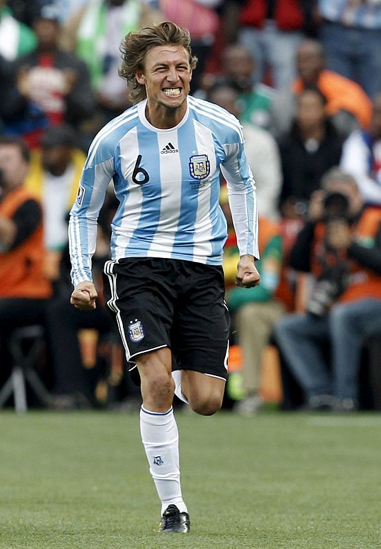 El defensa de la selección argentina Gabriel Heinze celebra su gol contra Nigeria.
