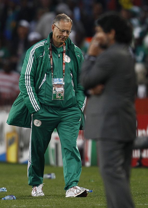 Nigeria's coach Lagerback reacts next to Argentina's coach Maradona during the 2010 World Cup Group B soccer match in Johannesburg