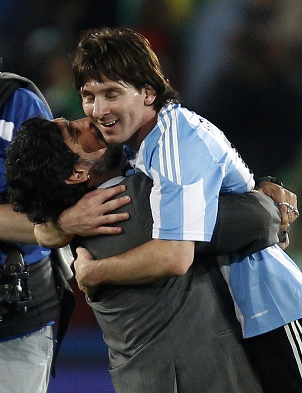 Maradona se abraza a su sucesor, Lionel Messi.