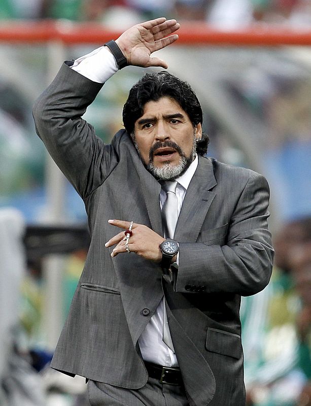Maradona se lamenta de una ocasión errada.
