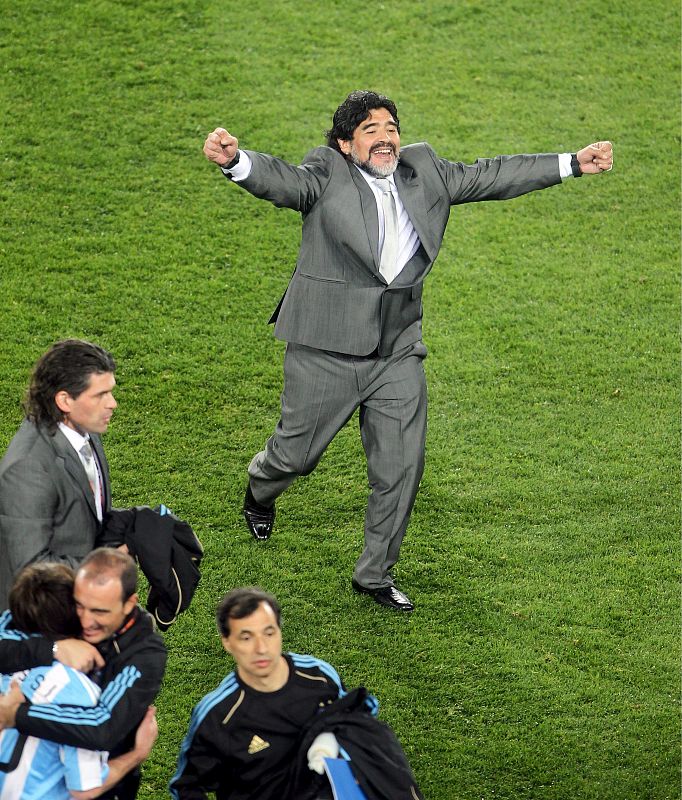 Maradona celebra la victoria de su equipo en el debut mundialista.