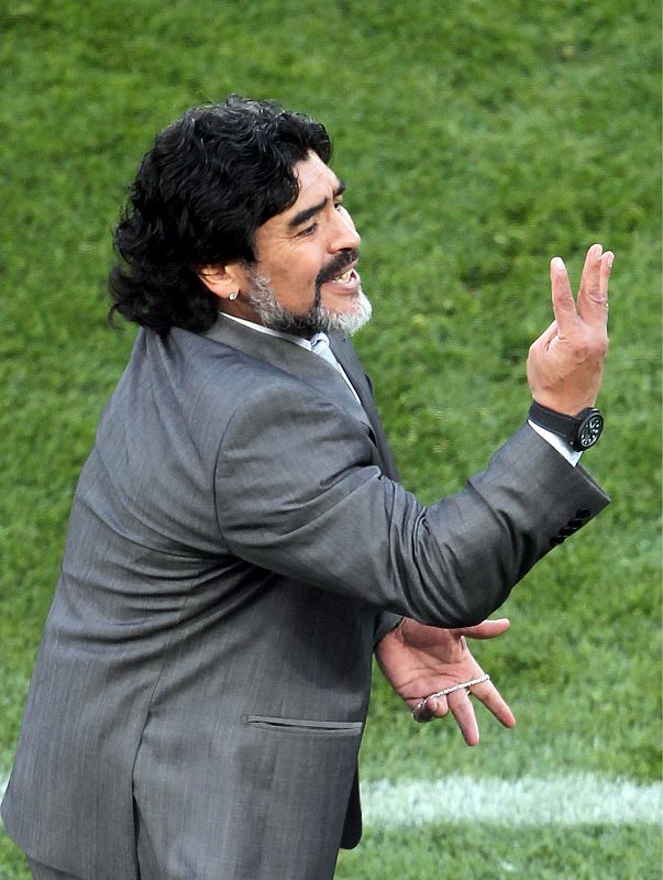 Diego Armando Maradona, da instrucciones a los jugadores.