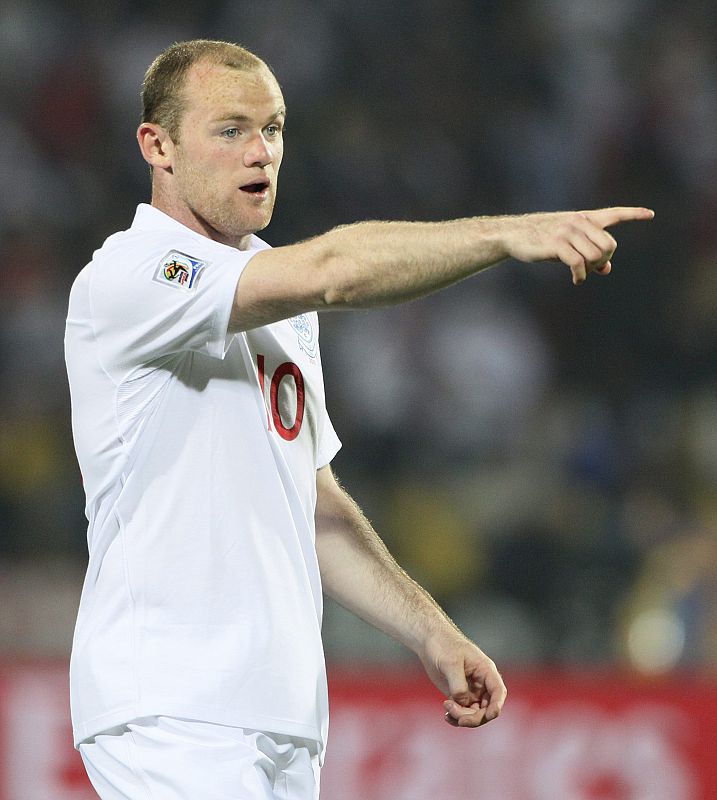 El jugador inglés Wayne Rooney hace una señal en el partido contra Estados Unidos.