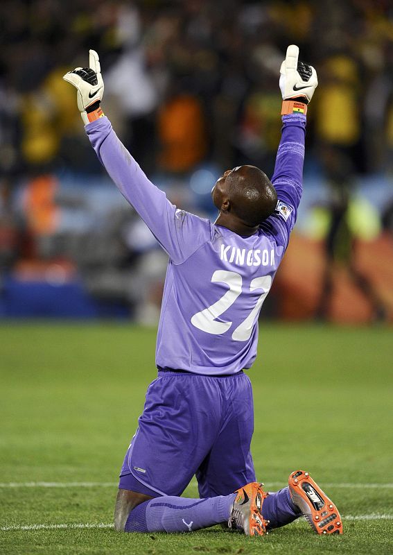 El portero de Ghana, Richard Kingson, celebra el gol de su compañero Gyan.