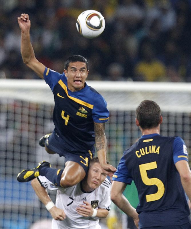 Cahill cabecea durante el partido ante Alemania.