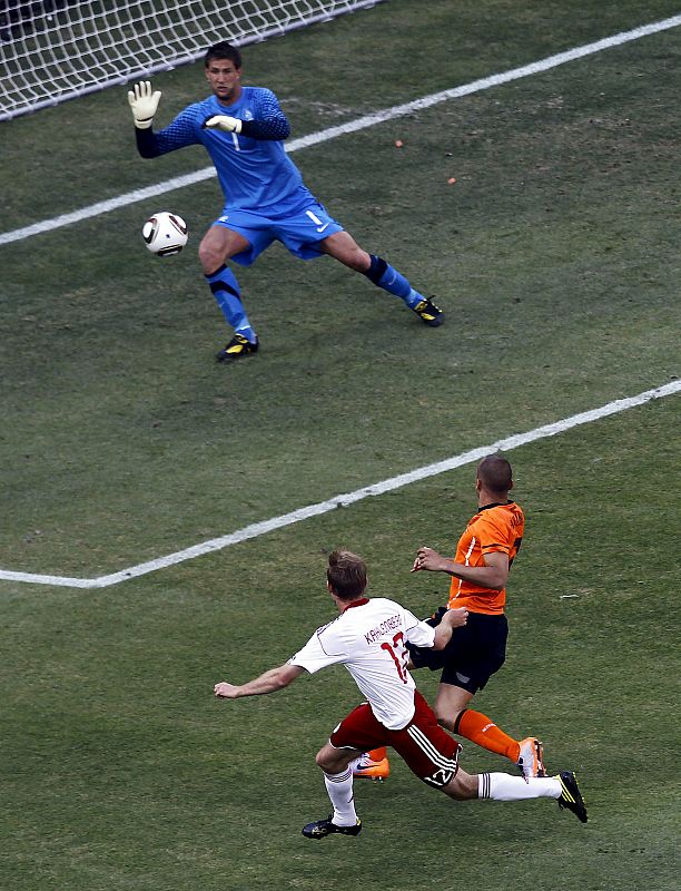 El guardameta holandés Maarten Stekelenburg atrapa el disparo del danés Kahlenberg durante el partido del grupo E entre Holanda y Dinamarca.