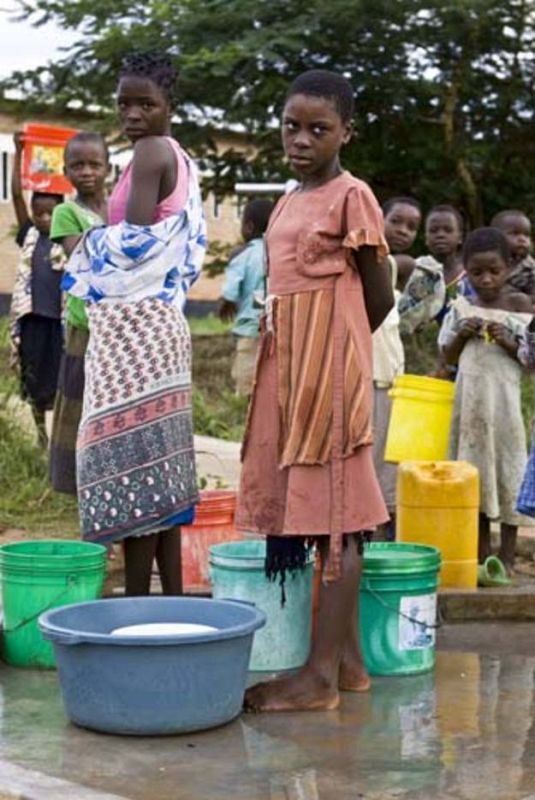Mujeres recogiendo agua depurada en el hospital de Atupele, Malawi.