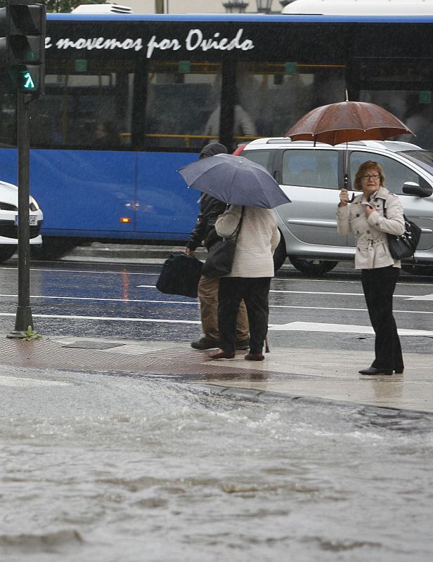 Las riadas, provocadas por la acumulación de agua en las alcantarillas de algunas calles de Oviedo, forman parte del paisaje en los últimos días.