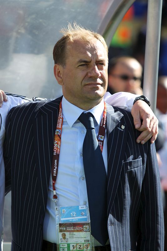 El técnico de la selección de Eslovaquia, Vladimir Weiss, observa a sus jugadores