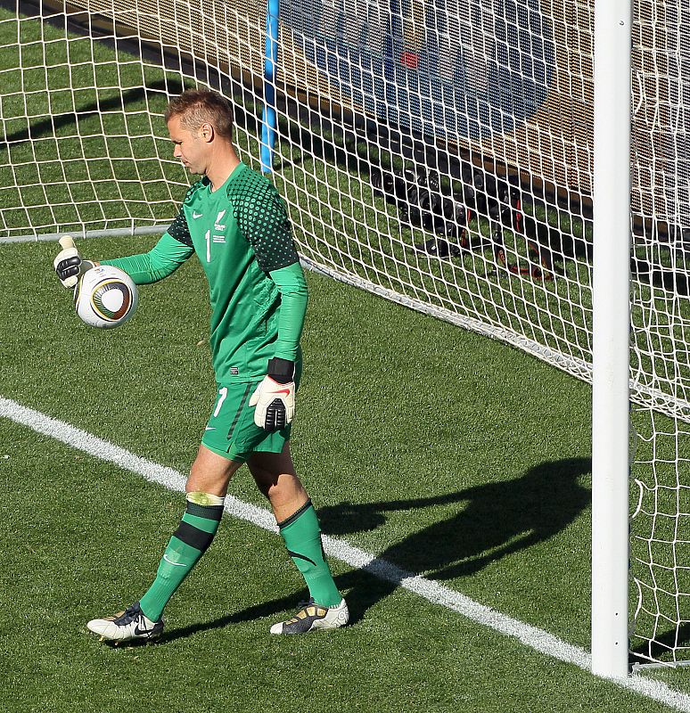 Desolación del meta Paston tras el gol de Eslovaquia.